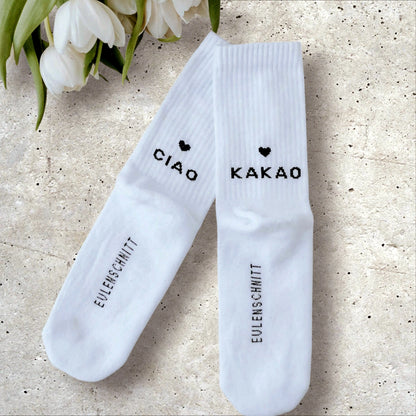 Ciao Kakao Socken in weiß – Nachhaltige Bio-Baumwolle mit frechem Spruch für Kakao-Liebhaber oder als besonderes Geschenk. Perfekte Passform und hoher Tragekomfort, erhältlich in verschiedenen Größen.