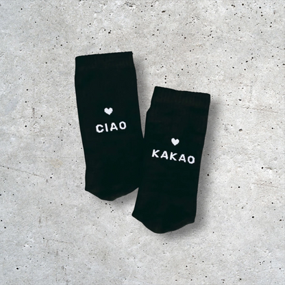 Ciao Kakao Socken in Schwarz – Nachhaltige Bio-Baumwolle mit frechem Spruch für Kakao-Liebhaber oder als besonderes Geschenk. Perfekte Passform und hoher Tragekomfort, erhältlich in verschiedenen Größen.