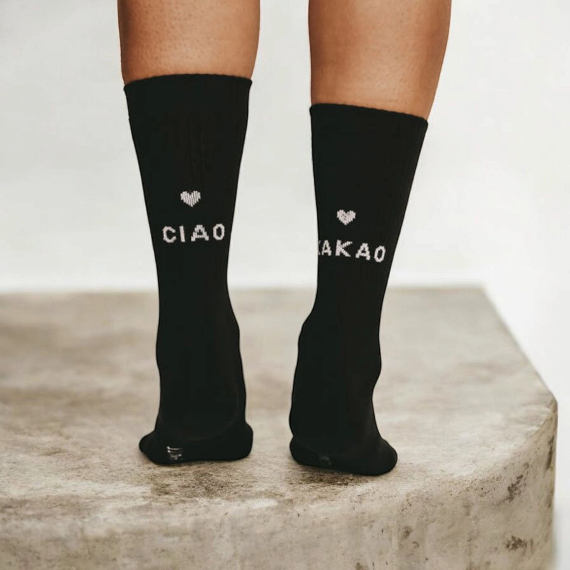 Ciao Kakao Socken in Schwarz – Nachhaltige Bio-Baumwolle mit frechem Spruch für Kakao-Liebhaber oder als besonderes Geschenk. Perfekte Passform und hoher Tragekomfort, erhältlich in verschiedenen Größen.