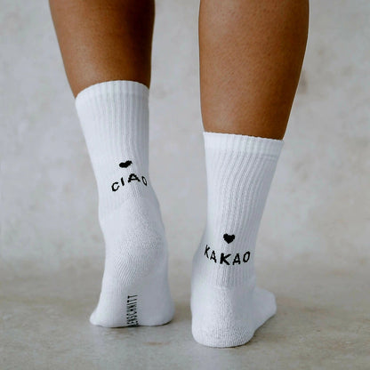 Ciao Kakao Socken in weiß – Nachhaltige Bio-Baumwolle mit frechem Spruch für Kakao-Liebhaber oder als besonderes Geschenk. Perfekte Passform und hoher Tragekomfort, erhältlich in verschiedenen Größen.